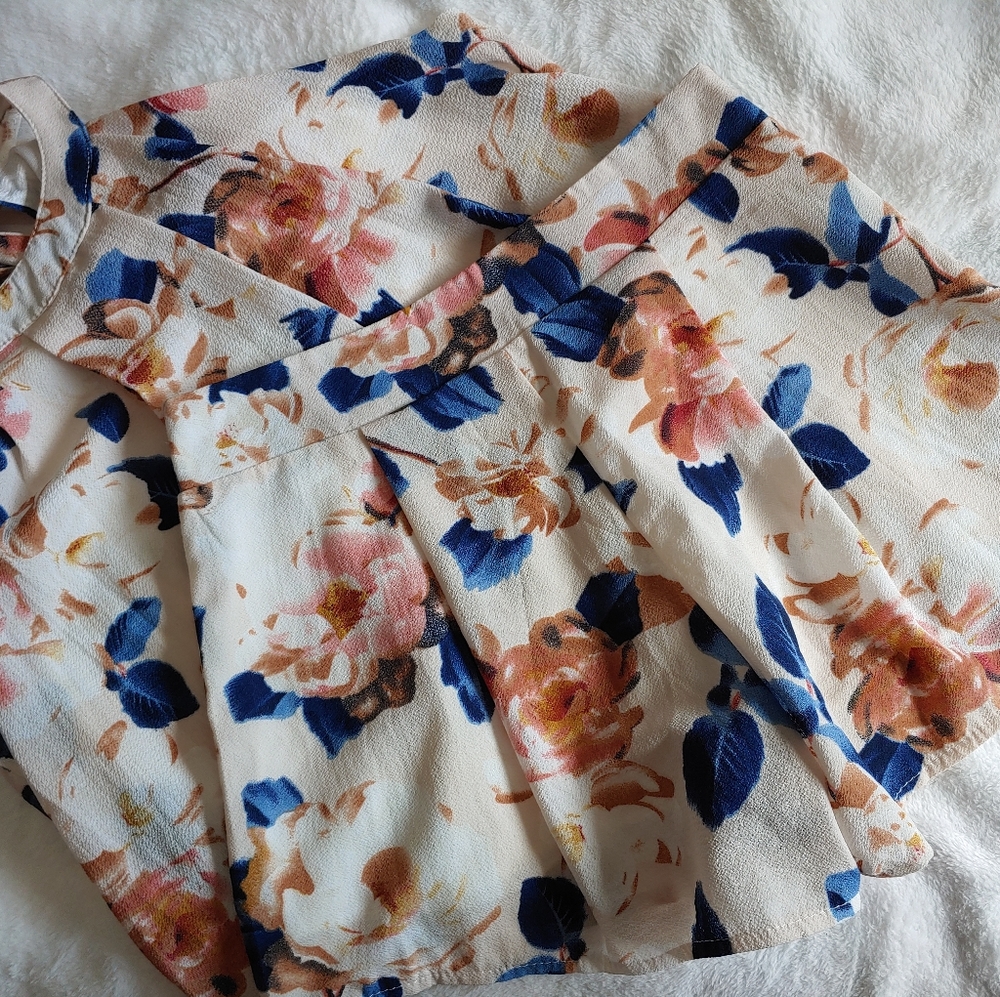 2 piece Size Small Floral Short Set Cream Blue